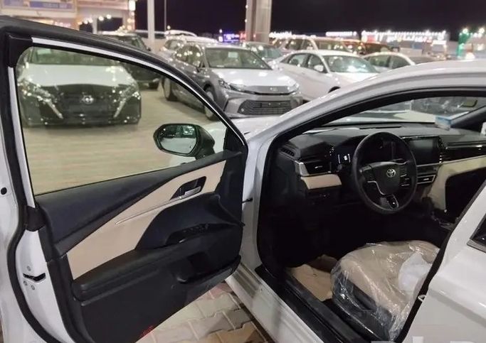 Новый Toyota Camry IX (XV80), 2.5 л, 2026 в Саудовская Аравия, Даммам от معرض مركبة العز Белый цвет.  | AUTO.AE | Объявление #295836 — фото 7 из 10
