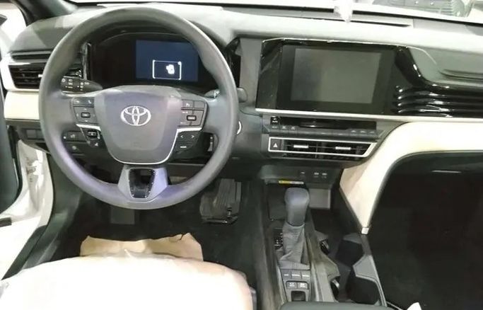 Новый Toyota Camry IX (XV80), 2.5 л, 2026 в Саудовская Аравия, Даммам от معرض مركبة العز Белый цвет.  | AUTO.AE | Объявление #295836 — фото 8 из 10
