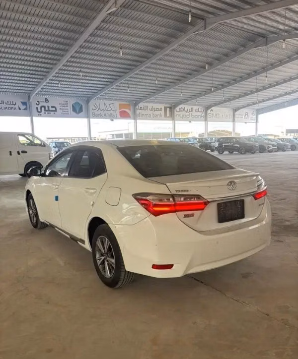 مستعملة Toyota Corolla XI (E160, E170, E170, E180) فيس ليفت 1، 1.6 لتر، 2018 في المملكة العربية السعودية، الدمام من معرض ون كارز للسيارات One Cars، اللون أبيض.  | AUTO.AE | إعلان #295706 — صورة 4 من 6