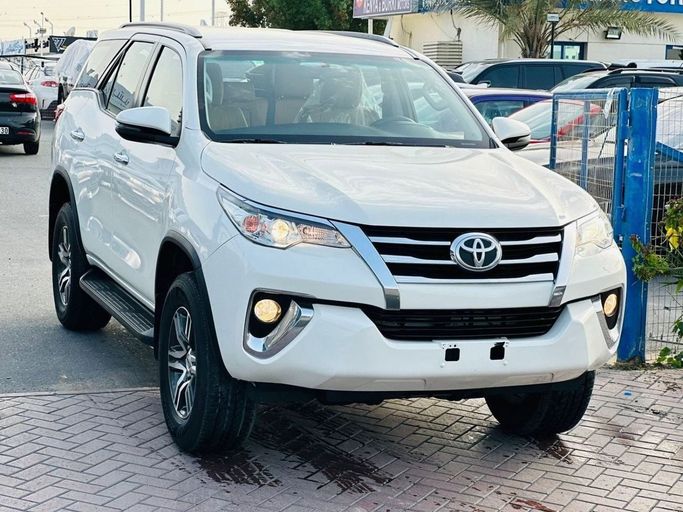 مستعملة Toyota Fortuner ثانياً, 2.7 l, 2020 في في المملكة العربية السعودية, الدمام من معرض التاج الشمالي للسيارات، اللون أبيض. مواصفات الخليج | AUTO.AE | إعلان #259668