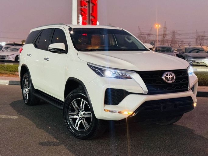 مستعملة Toyota Fortuner ثانياً, 2.7 l, 2019 في في المملكة العربية السعودية, الدمام من معرض التاج الشمالي للسيارات، اللون أبيض. مواصفات الخليج | AUTO.AE | إعلان #259694