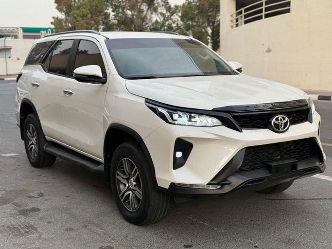 مستعملة Toyota Fortuner ثانياً, 2.7 l, 2019 في في المملكة العربية السعودية, الدمام من معرض التاج الشمالي للسيارات، اللون أبيض. مواصفات الخليج | AUTO.AE | إعلان #259697