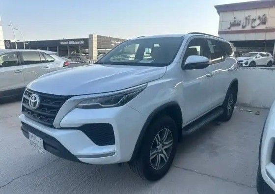 مستعملة Toyota Fortuner فيس ليفت الثاني, 2.7 l, 2023 في في المملكة العربية السعودية, الدمام من معرض اعتماد الشرقية للسيارات، اللون أبيض.  | AUTO.AE | إعلان #261884