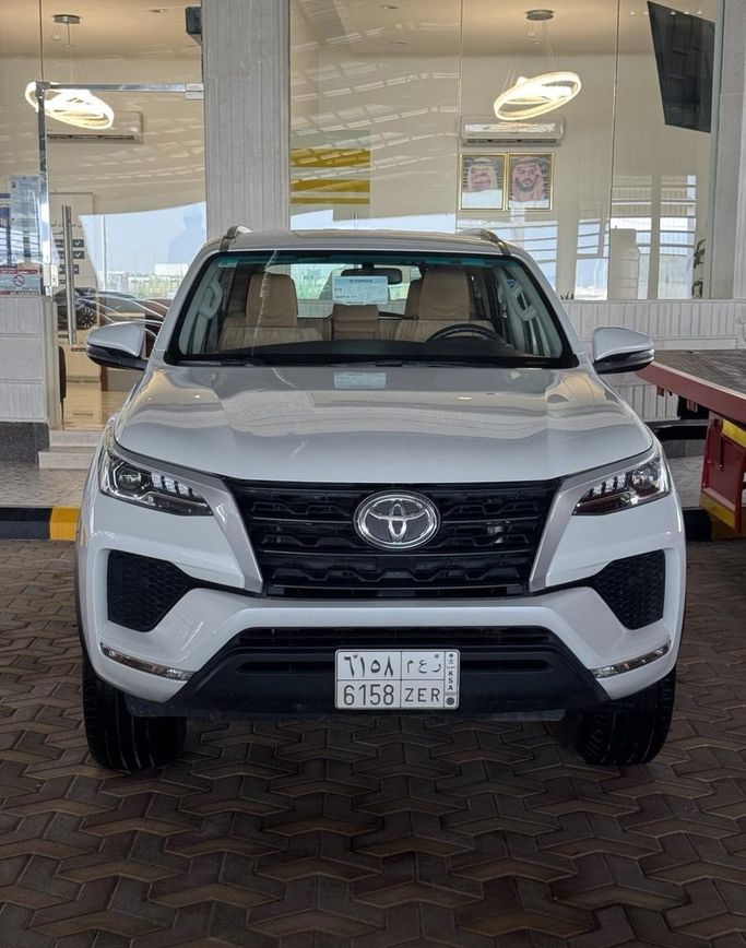 Подержанный Toyota Fortuner II Рестайлинг, 2.7 л, 2024 в Саудовская Аравия, Даммам от مجموعة الخليج للسيارات Белый цвет.  | AUTO.AE | Объявление #262258