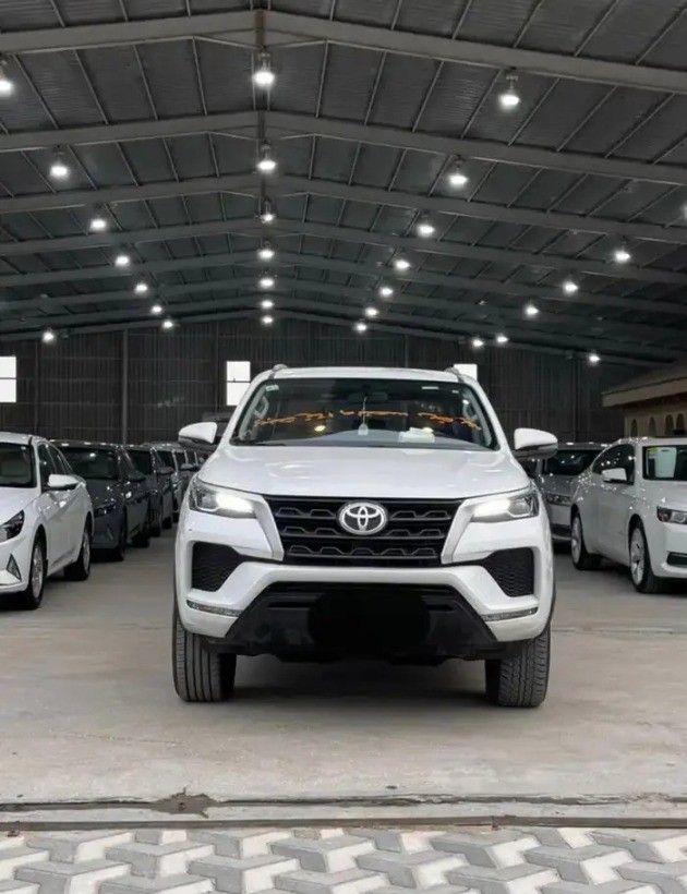 Used Toyota Fortuner II Facelift, 2.7 l, 2023 in Saudi Arabia, Dammam by معرض سطام الزعبي للسيارات, White color.  | AUTO.AE | Listing #263325