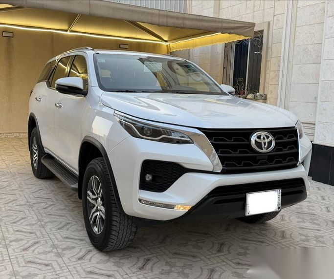 Подержанный Toyota Fortuner II Рестайлинг, 2.7 л, 2023 в Саудовская Аравия, Даммам от معرض فخر الشرق للسيارات Белый цвет.  | AUTO.AE | Объявление #263881