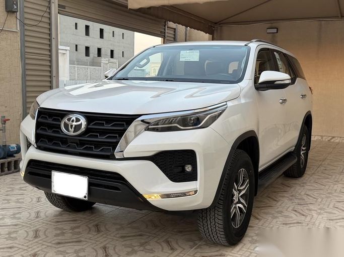 Подержанный Toyota Fortuner II Рестайлинг, 4.0 л, 2023 в Саудовская Аравия, Даммам от معرض فخر الشرق للسيارات Белый цвет.  | AUTO.AE | Объявление #263882