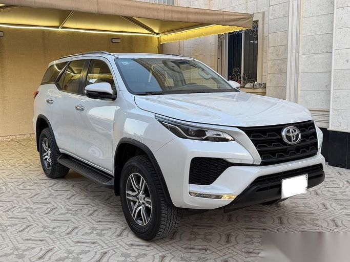 Подержанный Toyota Fortuner II Рестайлинг, 2.4 л, 2023 в Саудовская Аравия, Даммам от معرض فخر الشرق للسيارات Белый цвет.  | AUTO.AE | Объявление #263883
