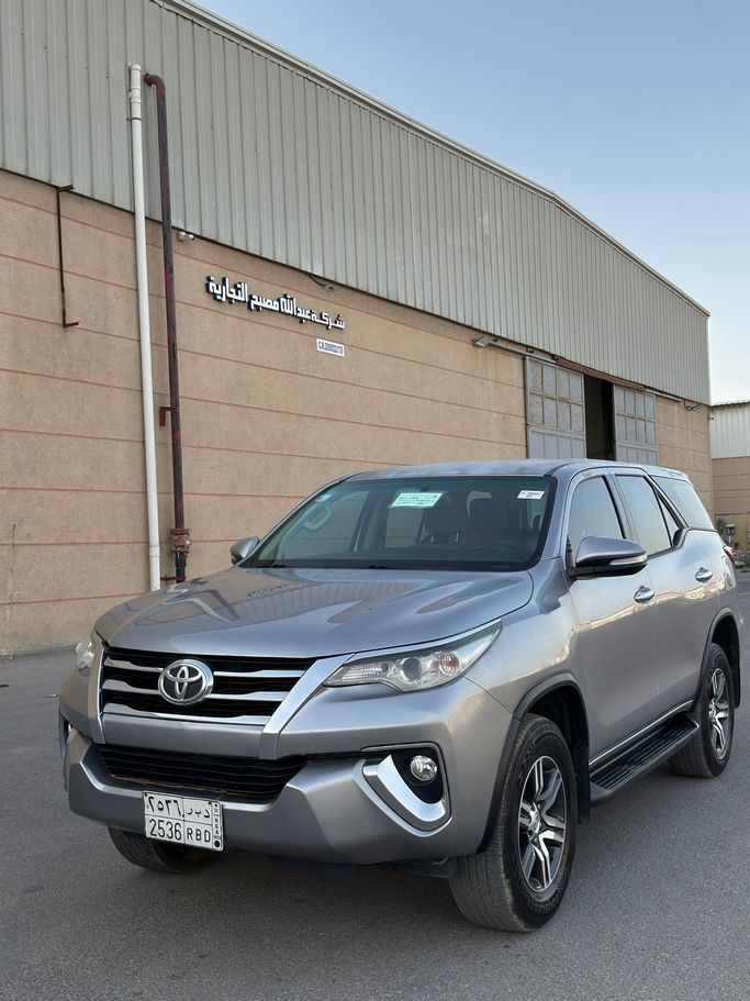 Подержанный Toyota Fortuner II, 2.7 л, 2017 в Саудовская Аравия, Даммам от معرض البدر الشرقي للسيارات Серебристый цвет.  | AUTO.AE | Объявление #268182