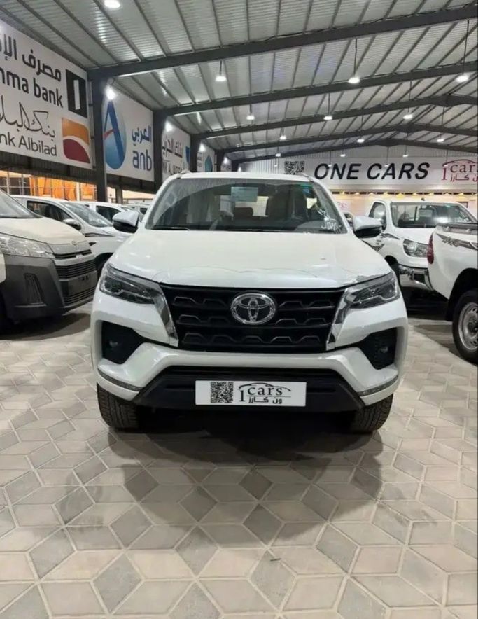 جديدة Toyota Fortuner فيس ليفت الثاني, 4.0 l, 2025 في في المملكة العربية السعودية, الدمام من معرض ون كارز للسيارات One Cars، اللون أبيض. مواصفات الخليج | AUTO.AE | إعلان #276792