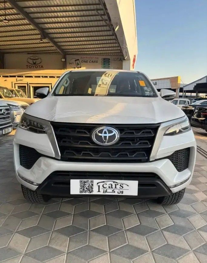 جديدة Toyota Fortuner فيس ليفت الثاني, 2.7 l, 2025 في في المملكة العربية السعودية, الدمام من معرض ون كارز للسيارات One Cars، اللون أبيض. مواصفات الخليج | AUTO.AE | إعلان #276845