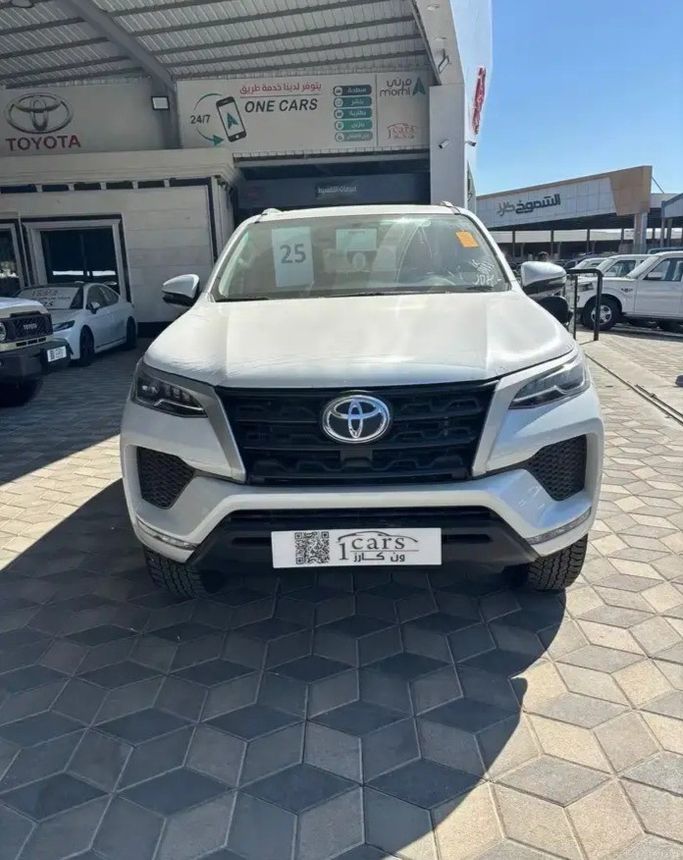 جديدة Toyota Fortuner فيس ليفت الثاني, 2.7 l, 2026 في في المملكة العربية السعودية, الدمام من معرض ون كارز للسيارات One Cars، اللون أبيض. مواصفات الخليج | AUTO.AE | إعلان #276871