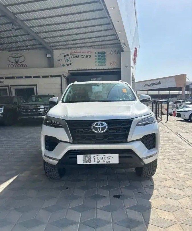 جديدة Toyota Fortuner فيس ليفت الثاني, 2.4 l, 2026 في في المملكة العربية السعودية, الدمام من معرض ون كارز للسيارات One Cars، اللون أبيض. مواصفات الخليج | AUTO.AE | إعلان #276912