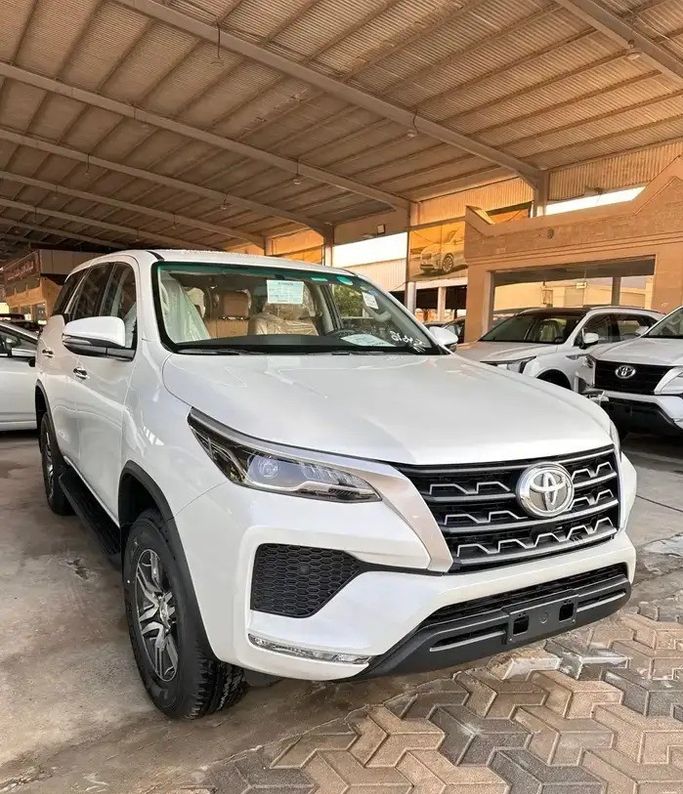 جديدة Toyota Fortuner فيس ليفت الثاني, 2.7 l, 2024 في في المملكة العربية السعودية, الدمام من معرض محمد علي السهيمي للسيارات، اللون أبيض. أخرى | AUTO.AE | إعلان #277645