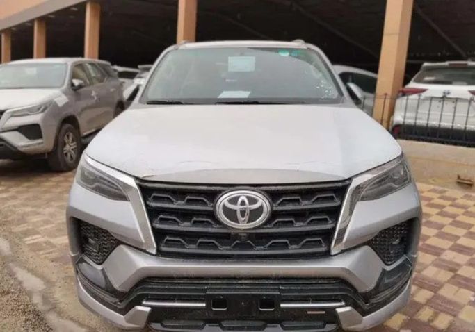 جديدة Toyota Fortuner فيس ليفت الثاني, 4.0 l, 2025 في في المملكة العربية السعودية, الدمام من معرض مركبة العز، اللون فضي. مواصفات الخليج | AUTO.AE | إعلان #277889