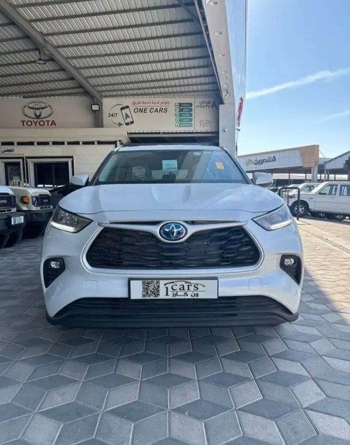 جديدة Toyota Highlander IV (U70), 2.5 l, 2024 في في المملكة العربية السعودية, الدمام من معرض ون كارز للسيارات One Cars، اللون أبيض. مواصفات الخليج | AUTO.AE | إعلان #276906