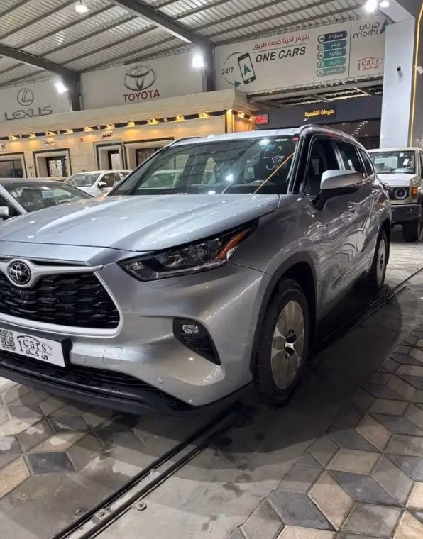 جديدة ⁦Toyota Highlander IV (U70)، 2.5 l، 2025⁩ في في المملكة العربية السعودية, الدمام من معرض ون كارز للسيارات One Cars، اللون فضي.  | AUTO.AE | إعلان #295230