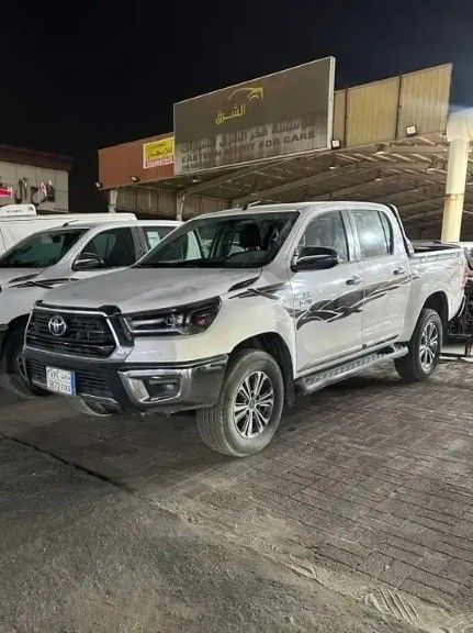 مستعملة Toyota Hilux فيس ليفت الثامن, 2.4 l, 2022 في في المملكة العربية السعودية, الدمام من معرض اعتماد الشرقية للسيارات، اللون أبيض.  | AUTO.AE | إعلان #261945