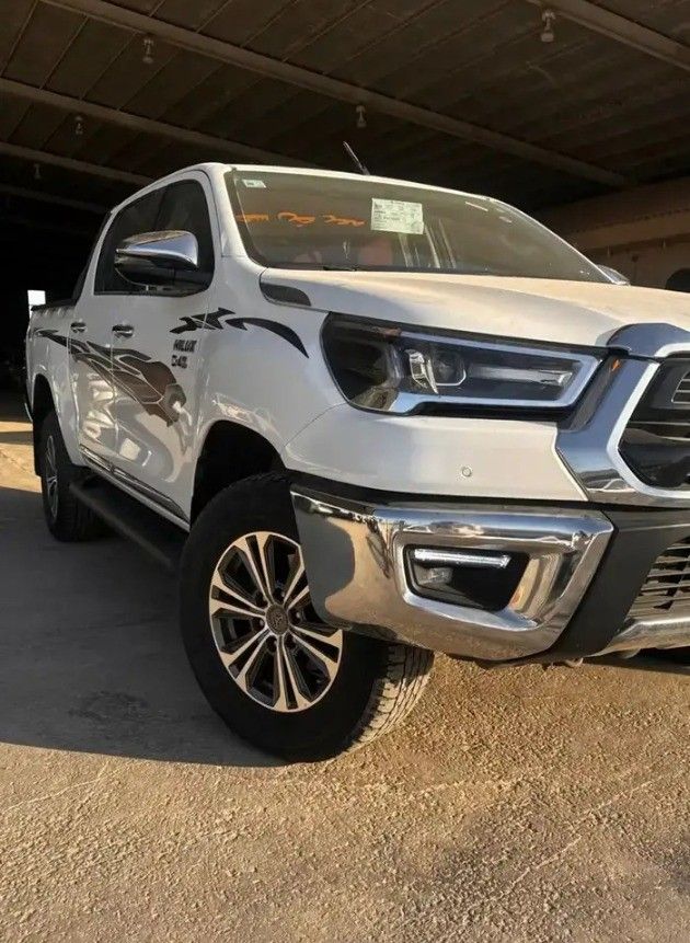 Used Toyota Hilux VIII Facelift, 2.4 l, 2023 in Saudi Arabia, Dammam by معرض سطام الزعبي للسيارات, White color.  | AUTO.AE | Listing #263314