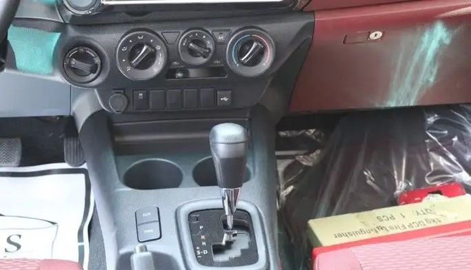 جديدة Toyota Hilux ثامناً، 2.7 لتر، 2026 في المملكة العربية السعودية، الدمام من معرض ون كارز للسيارات One Cars، اللون أبيض.  | AUTO.AE | إعلان #295281 — صورة 11 من 14