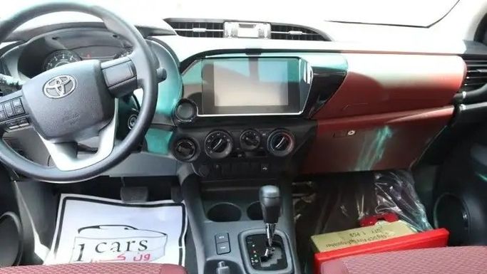 جديدة Toyota Hilux ثامناً، 2.7 لتر، 2026 في المملكة العربية السعودية، الدمام من معرض ون كارز للسيارات One Cars، اللون أبيض.  | AUTO.AE | إعلان #295281 — صورة 8 من 14
