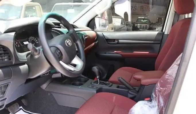 جديدة Toyota Hilux ثامناً، 2.7 لتر، 2026 في المملكة العربية السعودية، الدمام من معرض ون كارز للسيارات One Cars، اللون أبيض.  | AUTO.AE | إعلان #295281 — صورة 10 من 14