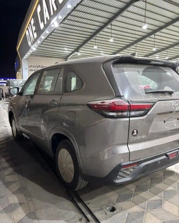 Новый Toyota Innova III, 2.0 л, 2026 в Саудовская Аравия, Даммам от معرض ون كارز للسيارات One Cars Золотистый цвет.  | AUTO.AE | Объявление #295393 — фото 4 из 11
