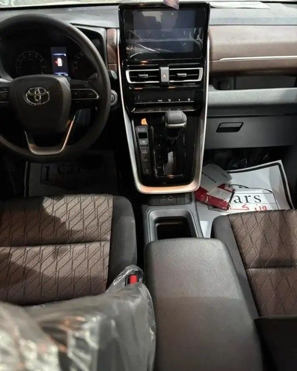 Новый Toyota Innova III, 2.0 л, 2026 в Саудовская Аравия, Даммам от معرض ون كارز للسيارات One Cars Золотистый цвет.  | AUTO.AE | Объявление #295393 — фото 8 из 11
