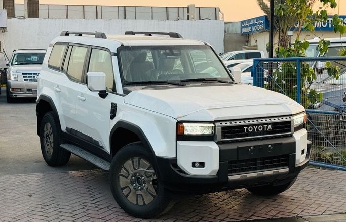 جديدة Toyota Land Cruiser Prado سلسلة 250, 2.4 l, 2025 في في المملكة العربية السعودية, الدمام من معرض التاج الشمالي للسيارات، اللون أبيض. مواصفات الخليج | AUTO.AE | إعلان #259614