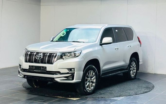 Used Toyota Land Cruiser Prado 150 Series Facelift 2, 2.7 l, 2019 in Saudi Arabia, Dammam by معرض التاج الشمالي للسيارات, Silver color. GCC Specs | AUTO.AE | Listing #259744