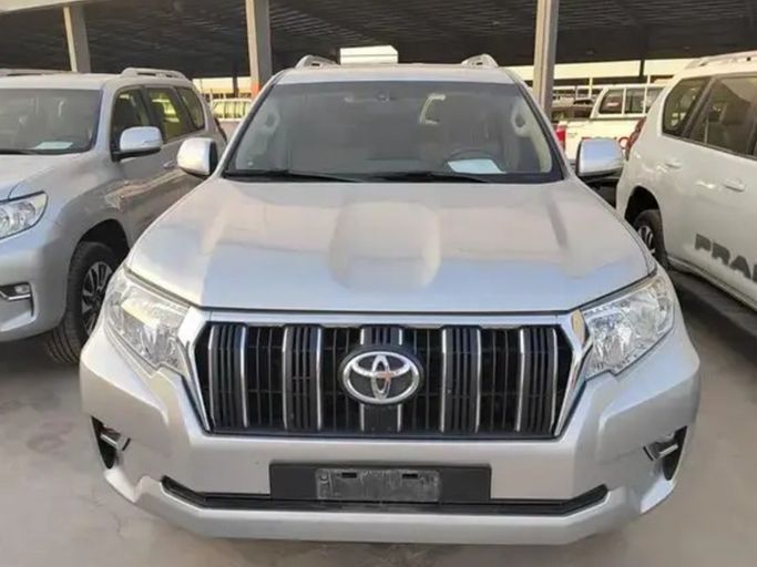 مستعملة Toyota Land Cruiser Prado 150 سلسلة 150 Series Facelift 3, 4.0 l, 2023 في في المملكة العربية السعودية, الدمام من معرض أبو سيف الشهري للسيارات، اللون فضي.  | AUTO.AE | إعلان #264958