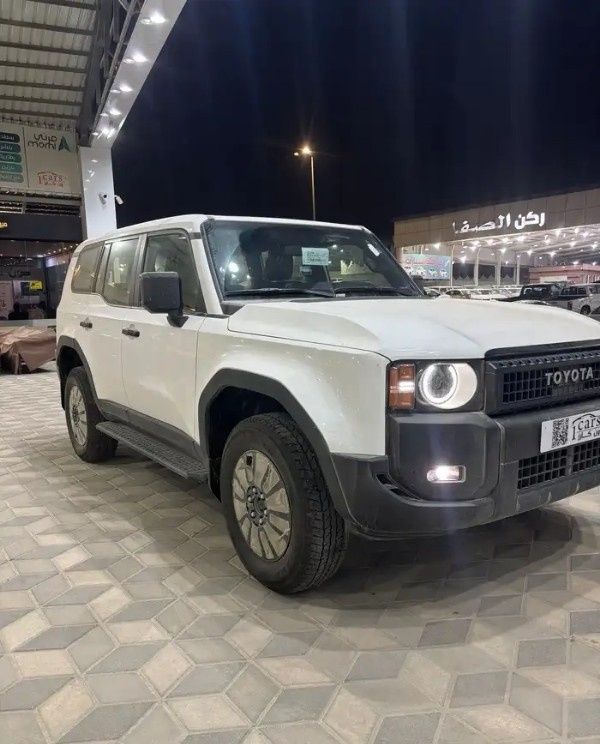 جديدة ⁦Toyota Land Cruiser Prado سلسلة 250، 2.8 l، 2026⁩ في في المملكة العربية السعودية, الدمام من معرض ون كارز للسيارات One Cars، اللون أبيض.  | AUTO.AE | إعلان #295235
