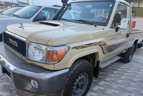 Used Toyota Land Cruiser 70 Series Facelift 1, 4.5 l, 2019 in Saudi Arabia, Dammam by معرض الشموخ كارز, Beige color. GCC Specs | AUTO.AE | Listing #258570