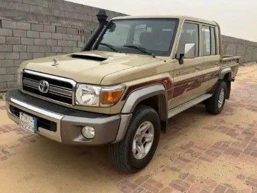 Used Toyota Land Cruiser 70 Series Facelift 1, 4.5 l, 2023 in Saudi Arabia, Dammam by معرض الشموخ كارز, Beige color. GCC Specs | AUTO.AE | Listing #258705
