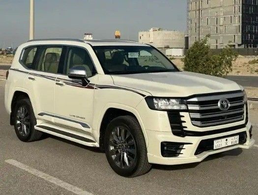Used Toyota Land Cruiser Twin Turbo 300 Series, 3.5 l, 2023 in Saudi Arabia, Dammam by معرض المهنا للسيارات, White color. GCC Specs | AUTO.AE | Listing #259363