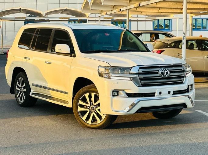 Подержанный Toyota Land Cruiser 200 Series Рестайлинг 2, 4.0 л, 2018 в Саудовская Аравия, Даммам от معرض التاج الشمالي للسيارات Белый цвет. GCC | AUTO.AE | Объявление #259634