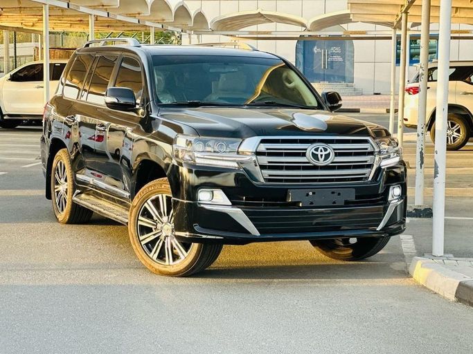 Used Toyota Land Cruiser 200 Series Facelift 2, 4.0 l, 2018 in Saudi Arabia, Dammam by معرض التاج الشمالي للسيارات, Black color. GCC Specs | AUTO.AE | Listing #259747