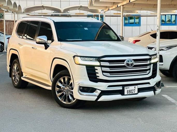 Подержанный Toyota Land Cruiser Twin Turbo 300 Series, 3.5 л, 2023 в Саудовская Аравия, Даммам от معرض التاج الشمالي للسيارات Белый цвет. GCC | AUTO.AE | Объявление #259759