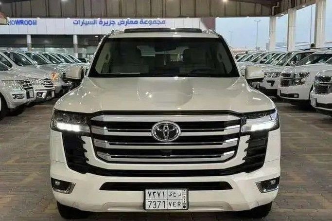 Подержанный Toyota Land Cruiser Twin Turbo 300 Series, 3.5 л, 2024 в Саудовская Аравия, Даммам от معرض الخشيبان للسيارات Белый цвет. GCC | AUTO.AE | Объявление #260251