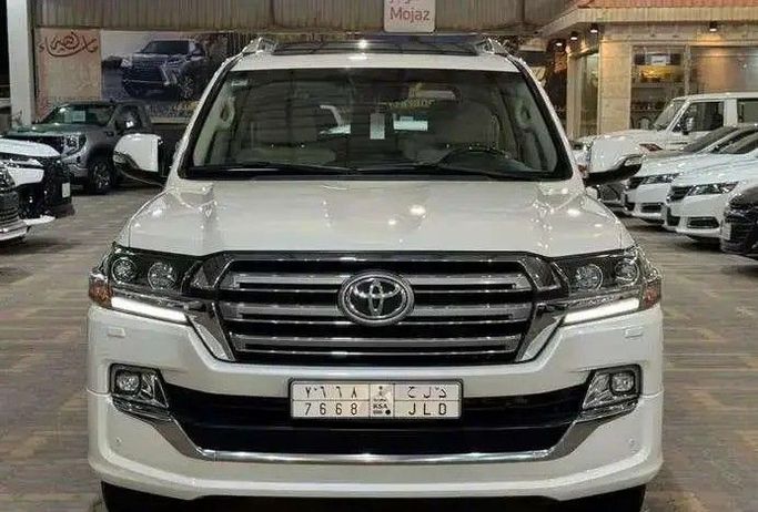 مستعملة Toyota Land Cruiser 200 Series 200 Series Facelift 2, 4.6 l, 2020 في في المملكة العربية السعودية, الدمام من معرض الخشيبان للسيارات، اللون أبيض. مواصفات الخليج | AUTO.AE | إعلان #260261