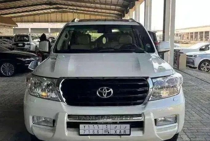 Used Toyota Land Cruiser 200 Series, 4.6 l, 2011 in Saudi Arabia, Dammam by معرض الخشيبان للسيارات, White color. GCC Specs | AUTO.AE | Listing #260300