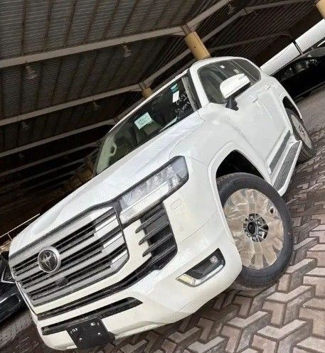New Toyota Land Cruiser Twin Turbo 300 Series, 3.5 l, 2026 in Saudi Arabia, Dammam by معرض الإنجاز للسيارات, White color. GCC Specs | AUTO.AE | Listing #260779