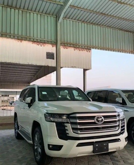 جديدة Toyota Land Cruiser Twin Turbo السلسلة 300, 3.5 l, 2024 في في المملكة العربية السعودية, الدمام من معرض اعتماد الشرقية للسيارات، اللون أبيض.  | AUTO.AE | إعلان #261944
