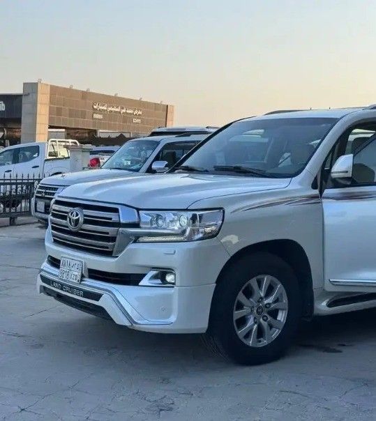 Подержанный Toyota Land Cruiser 200 Series Рестайлинг 2, 4.5 л, 2019 в Саудовская Аравия, Даммам от معرض اعتماد الشرقية للسيارات Белый цвет.  | AUTO.AE | Объявление #262056