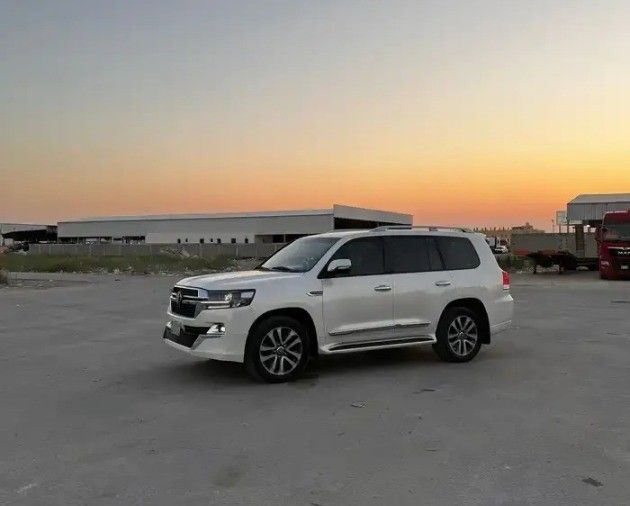 Used Toyota Land Cruiser 200 Series Facelift 2, 4.5 l, 2021 in Saudi Arabia, Dammam by معرض سطام الزعبي للسيارات, White color.  | AUTO.AE | Listing #263458