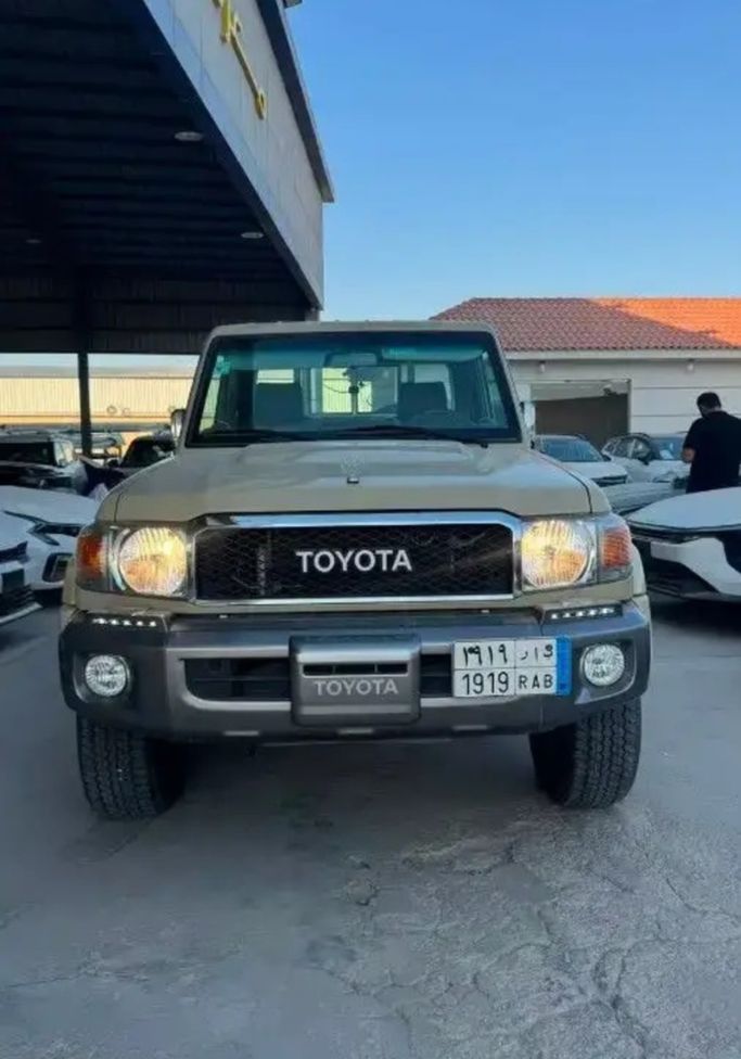 مستعملة Toyota Land Cruiser 70 Series 70 Series Facelift 1, 4.0 l, 2015 في في المملكة العربية السعودية, الدمام من معرض أبو سيف الشهري للسيارات، اللون بني.  | AUTO.AE | إعلان #266071