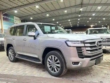 جديدة Toyota Land Cruiser Twin Turbo السلسلة 300, 3.3 l, 2024 في في المملكة العربية السعودية, الدمام من معرض ال جميح للسيارات الدمام، اللون ذهبي. مواصفات الخليج | AUTO.AE | إعلان #267481