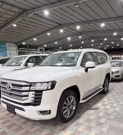 جديدة Toyota Land Cruiser Twin Turbo السلسلة 300, 3.5 l, 2024 في في المملكة العربية السعودية, الدمام من معرض ال جميح للسيارات الدمام، اللون أبيض. مواصفات الخليج | AUTO.AE | إعلان #268149