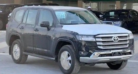 جديدة Toyota Land Cruiser Twin Turbo السلسلة 300, 3.3 l, 2026 في في المملكة العربية السعودية, الدمام من معرض ال جميح للسيارات الدمام، اللون أسود. مواصفات الخليج | AUTO.AE | إعلان #268159