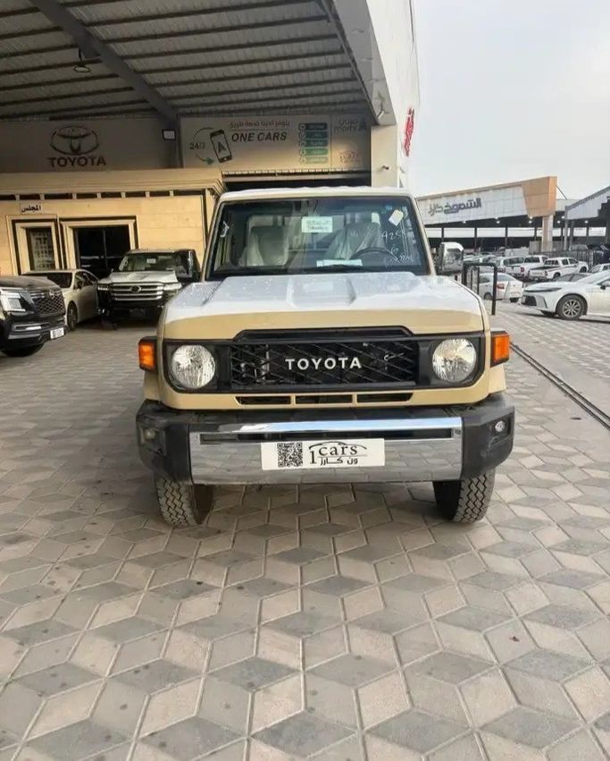 جديدة Toyota Land Cruiser 70 Series 70 Series Facelift 2, 2.8 l, 2025 في في المملكة العربية السعودية, الدمام من معرض ون كارز للسيارات One Cars، اللون بيج. مواصفات الخليج | AUTO.AE | إعلان #276900